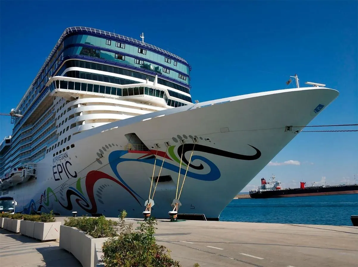 Epic Rugby Boat Marseille - At Dock Otel 4*,